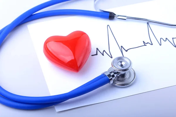 Estetoscopio médico y corazón rojo con cardiograma aislado en blanco. concepto de atención médica — Foto de Stock