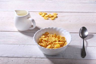 Bir kase ve cam sütlü Mısır gevreği tahıl. Sabah kahvaltı.