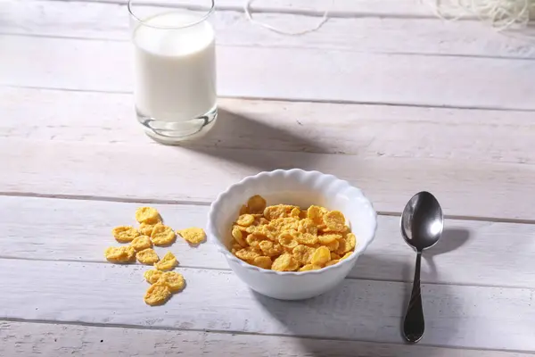 Кукурудзяні пластівці каша в мисці і склянка з молоком. Ранковий сніданок . — стокове фото