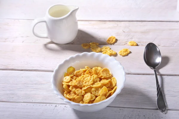 그릇에 우유와 함께 유리 조각을 시리얼 옥수수. 아침 식사. — 스톡 사진