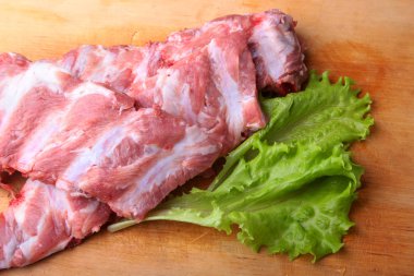 Tuz, biber ve baharat değirmeni ile bir rustik kesme tahtası üzerinde ham kaburga. kopya alanı. Üstten Görünüm.