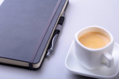 dizüstü bilgisayar, bilgisayar klavye, kahve, tablet pc ile ofis masası. kopya alanı.