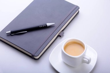 dizüstü bilgisayar, bilgisayar klavye, kahve, tablet pc ile ofis masası. kopya alanı.