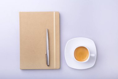 dizüstü bilgisayar, bilgisayar klavye, kahve, tablet pc ile ofis masası. kopya alanı.