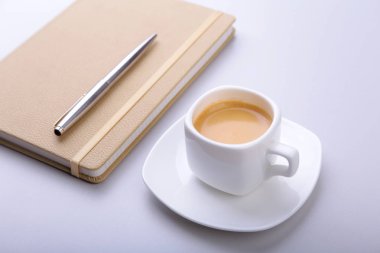 dizüstü bilgisayar, bilgisayar klavye, kahve, tablet pc ile ofis masası. kopya alanı.