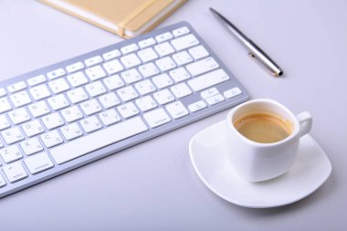 dizüstü bilgisayar, bilgisayar klavye, kahve, tablet pc ile ofis masası. kopya alanı.