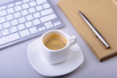 dizüstü bilgisayar, bilgisayar klavye, kahve, tablet pc ile ofis masası. kopya alanı.