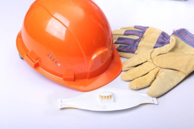 Turuncu baret, Gözlük, koruyucu maske, solunum ve emanet eldiven beyaz bir arka plan üzerinde.