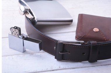 Becerikli ve aksesuarları açık ahşap renkli erkekler için. Şık erkekler s kemer, cüzdan, daha hafif, paslanmaz hip şişesi ve kalem.