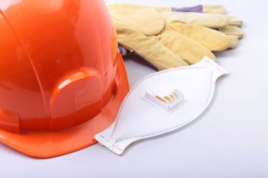 Turuncu baret, Gözlük, koruyucu maske, solunum ve emanet eldiven beyaz bir arka plan üzerinde.