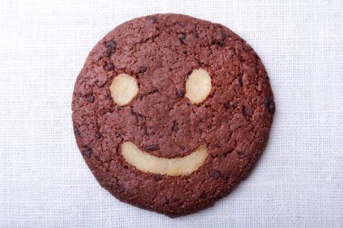 Eski tablo arka plan üzerinde hasır sepet içinde ev yapımı yulaf ezmeli kurabiye. Sağlıklı gıda Snack kavramı. Kopya alanı.