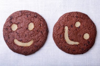 Eski tablo arka plan üzerinde hasır sepet içinde ev yapımı yulaf ezmeli kurabiye. Sağlıklı gıda Snack kavramı. Kopya alanı.