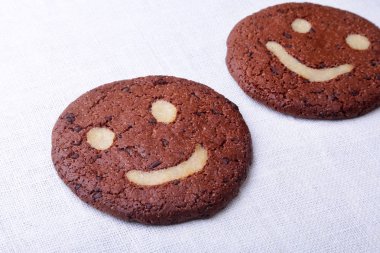 Eski tablo arka plan üzerinde hasır sepet içinde ev yapımı yulaf ezmeli kurabiye. Sağlıklı gıda Snack kavramı. Kopya alanı.