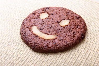 Eski tablo arka plan üzerinde hasır sepet içinde ev yapımı yulaf ezmeli kurabiye. Sağlıklı gıda Snack kavramı. Kopya alanı.