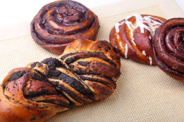 Ev yapımı taze pişmiş tatlı tarçın ile beyaz zemin üzerine alır. Sağlıklı gıda Snack kavramı. Kopya alanı.