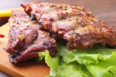 marul yaprakları, sıcak biber ve sos ahşap kesme tahtası üzerinde mangalda kaburga ızgara.