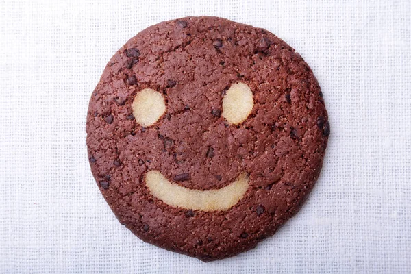 Eski tablo arka plan üzerinde hasır sepet içinde ev yapımı yulaf ezmeli kurabiye. Sağlıklı gıda Snack kavramı. Kopya alanı.