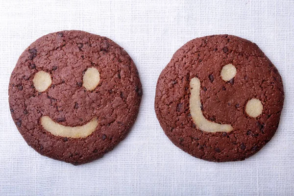 Eski tablo arka plan üzerinde hasır sepet içinde ev yapımı yulaf ezmeli kurabiye. Sağlıklı gıda Snack kavramı. Kopya alanı.