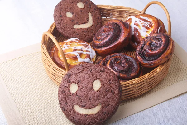 Ev yapımı taze pişmiş tatlı tarçın, yulaf ezmeli kurabiye ile bir hasır sepet rulo. Sağlıklı gıda Snack kavramı. Kopya alanı.