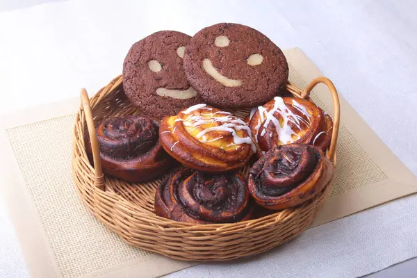 Ev yapımı taze pişmiş tatlı tarçın, yulaf ezmeli kurabiye ile bir hasır sepet rulo. Sağlıklı gıda Snack kavramı. Kopya alanı.