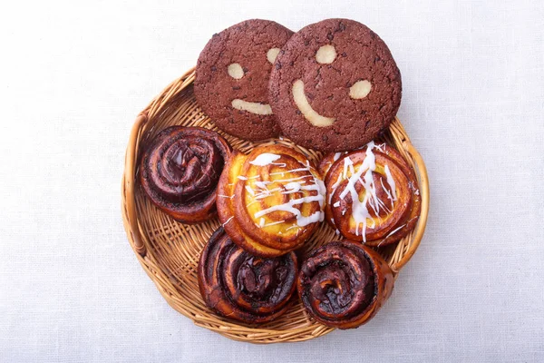 Ev yapımı taze pişmiş tatlı tarçın, yulaf ezmeli kurabiye ile bir hasır sepet rulo. Sağlıklı gıda Snack kavramı. Kopya alanı.