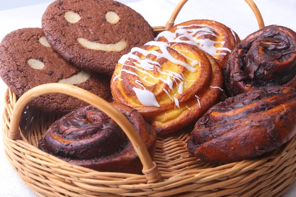 Rollos dulces caseros recién horneados con canela, galletas de avena en una canasta de mimbre. Concepto de Snack de Alimentos Saludables. Copiar espacio . — Foto de Stock