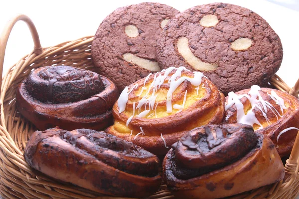 Ev yapımı taze pişmiş tatlı tarçın, yulaf ezmeli kurabiye ile bir hasır sepet rulo. Sağlıklı gıda Snack kavramı. Kopya alanı.