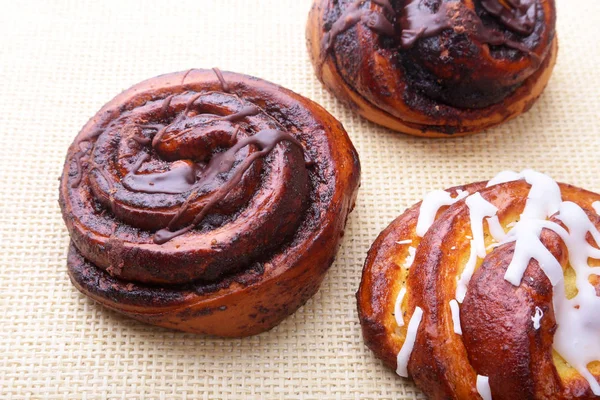 Ev yapımı taze pişmiş tatlı tarçın ile beyaz zemin üzerine alır. Sağlıklı gıda Snack kavramı. Kopya alanı.