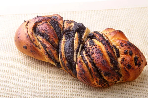 Ev yapımı taze pişmiş tatlı tarçın ile beyaz zemin üzerine alır. Sağlıklı gıda Snack kavramı. Kopya alanı.