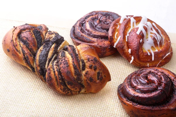 Nybakade hemmagjord sweet rullar med kanel på vit bakgrund. Hälsosam mat mellanmål koncept. Kopiera utrymme. — Stockfoto