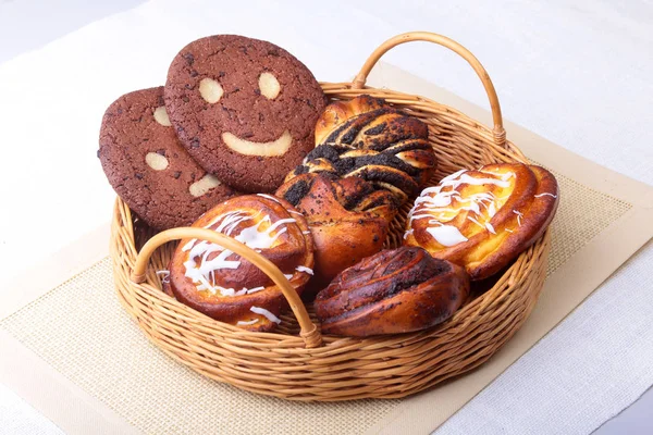 Ev yapımı taze pişmiş tatlı tarçın, yulaf ezmeli kurabiye ile bir hasır sepet rulo. Sağlıklı gıda Snack kavramı. Kopya alanı.