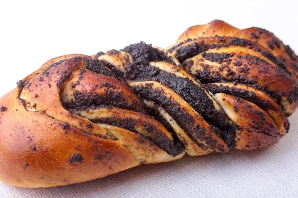 Ev yapımı taze pişmiş tatlı tarçın ile beyaz zemin üzerine alır. Sağlıklı gıda Snack kavramı. Kopya alanı.