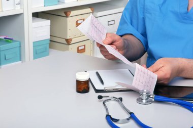Doktorlar Close-Up reçete yazma ve hapları ile şişe tutan eller. Sağlık, tıp ve eczacılık kavramı.