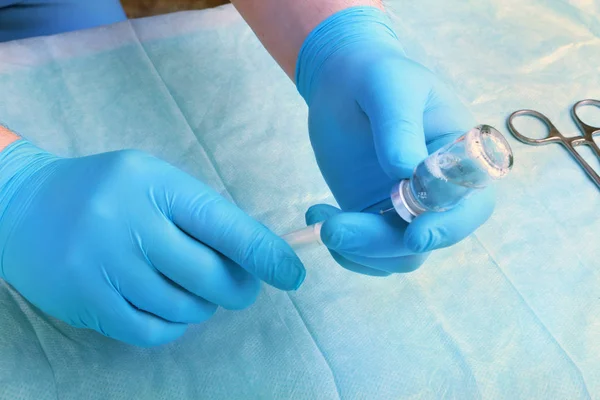 Injeção médica na mão. Médico segurando seringa para injeção médica — Fotografia de Stock