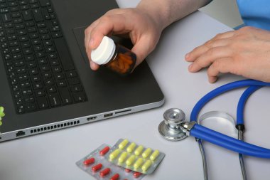 Doktor eli, Ofis Masaüstü 'nde ilaç kutularını gösteriyor. Sağlık, Tıbbi ve Eczane Konsepti.