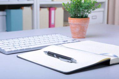 Kurumsal iş masaüstü dizüstü bilgisayar, dijital tablet, aksesuarları ve iş ekipmanları ile. seçici odak.