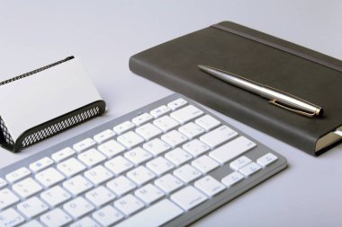 Kurumsal iş masaüstü dizüstü bilgisayar, dijital tablet, aksesuarları ve iş ekipmanları ile. seçici odak.