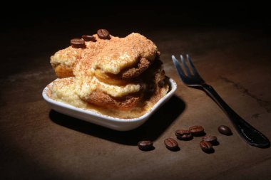 İştah açıcı ev yapımı tiramisu pasta plaka üzerinde bir yakın çekim