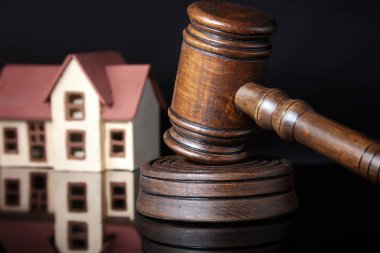 Evin açık artırma, tokmak ve özellik. Konsept ev sahipliği, satın alma, satış ve foreclosure.