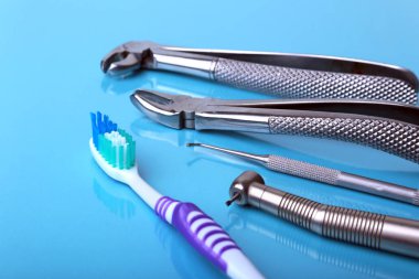 Diş Bakımı diş fırçası Diş hekimi araçları ayna arka plan üzerinde ile