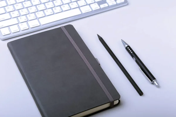 Accesorios de negocios en el escritorio: notebook, diario, pluma estilográfica, gafas. Macro con desenfoque y enfoque suave . —  Fotos de Stock