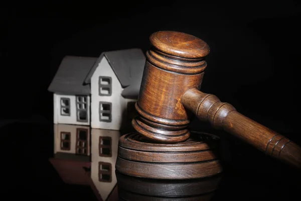 House Auction, Gavel and Property. concept for home ownership, buying, selling or foreclosure. — Stock Photo, Image
