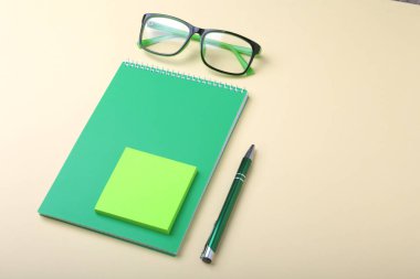 İş amaçlı aksesuarları üstünde okul sırası: Not Defteri, günlük, dolma kalem, gözlük. Makro bulanıklık ve yumuşak odak ile.