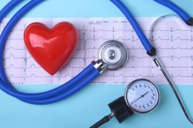 RX reçeteli, stetoskop ve kırmızı kalp boş. Sağlık ve tıp kavramı.