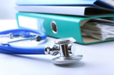 Klasör dosyası, stetoskop, kırmızı kalp ve beyaz arka plan üzerinde izole Rx reçete kitaplar.