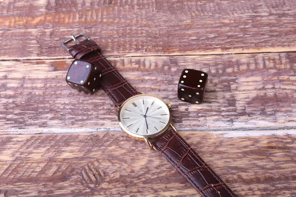 Accesorios para hombre para negocios y rekreation. Reloj y dados sobre fondo de madera.. Top ver composición . — Foto de Stock