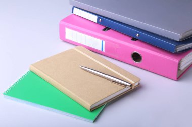 Klasör dosyası, Not ve kalemi masanın üzerinde. arka plan bulanık.