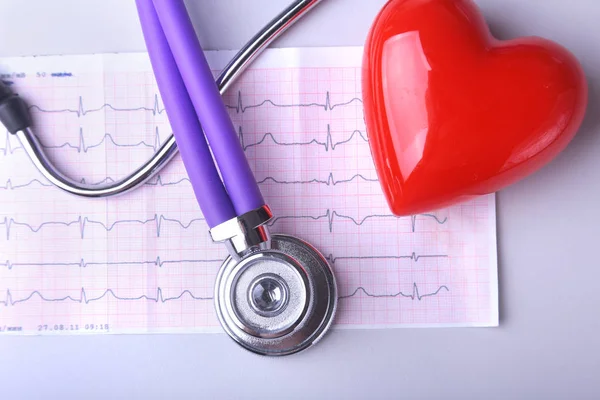 RX reçeteli, kırmızı kalp ve beyaz arka plan üzerinde izole bir stetoskop