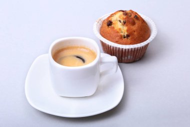 Ev yapımı kek ve çikolata beyaz arka plan üzerinde beyaz fincanla yapılan klasik espresso.