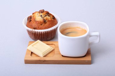 Ev yapımı kek ve çikolata beyaz arka plan üzerinde beyaz fincanla yapılan klasik espresso.